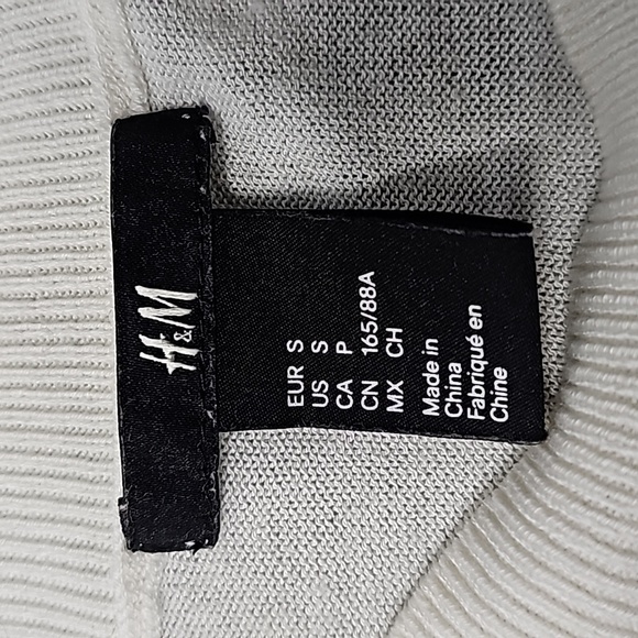 H&M small cream and black long sleeve light sweater - Picture 5 of 6